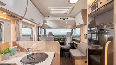 15/22 – Spacious family camper with 6 sleeping places!