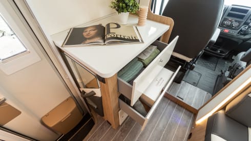 INCONTRA MAGGIE - IL NOSTRO ROLLER TEAM 2022 747 6 POSTI LETTO, 6 CINGHIE FURGONE FAMIGLIA