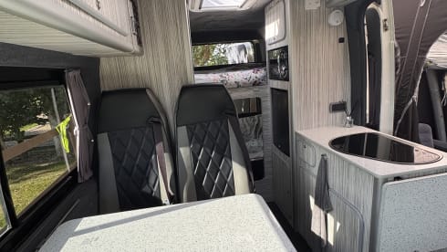 OFIE – Vi presentiamo OFIE, il nostro camper a 4 posti letto, pronto per la vostra avventura. 