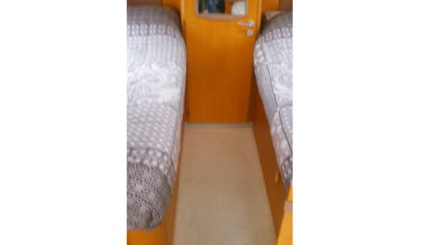 Pilote Explorateur 713 – Spacious and neat 4 person camper with 2 single beds and a 2-person pull-down bed.