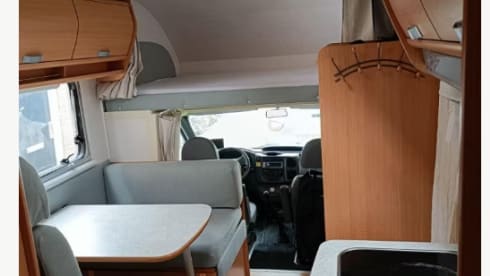 Nice 6-person alcove camper for rent
