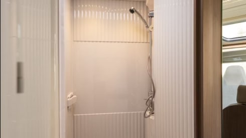 v337 pro – 3p Carado campervan uit 2024