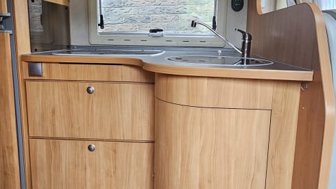 Camper di lusso per 6 persone, versatile e adatto a ogni esigenza.