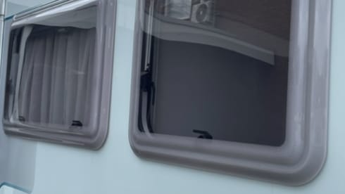 Halbintegrierter Camper von Knaus für 3 Personen