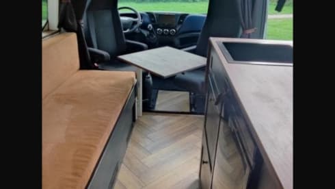 Luxuriöser, autarker Campervan mit Automatikgetriebe.