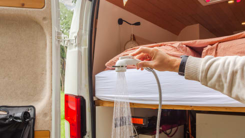 Puck de camperbus  – Zeer complete off-grid zelfbouw camper uit 2019