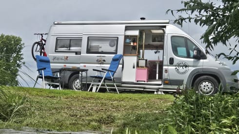 Avonturenbus – Cozy, fresh camper van, self-sufficient.