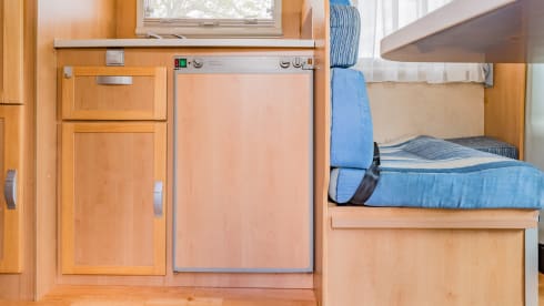 Neat 3-person camper, XXL garage, reversing camera, air conditioning