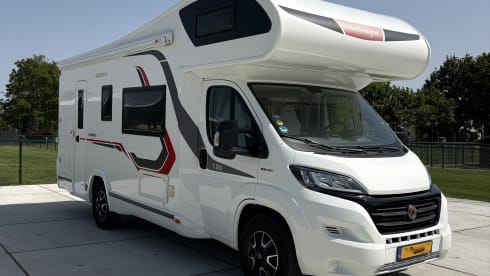Camper Challenger a 7 posti con vano portaoggetti integrato, modello 2019.