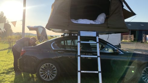 Happy Bimmer Rooftop Tent – Reliable BMW 740d with very large Thule roof tent and complete inventory