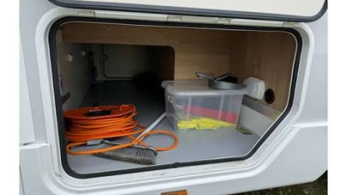 2026 Roller Team 747 – 2026 Roller Team 747 - 6 slaapplaatsen/gordels. Achterlounge 