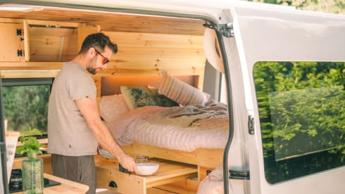 Woody – Luxury 3 seat 2 berth camper fully kitted out! Itinerary planning included!