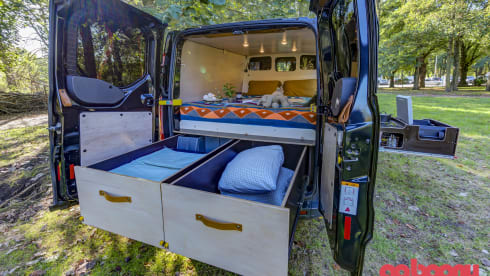 Ford Campervan met groot bed & uitschuifbare keuken 