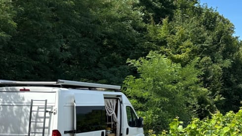 Loesje – Unique 2-person campervan for adventure & luxury!