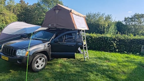 Jeep Grand Cherokee (lpg) met daktent van 180 x 210