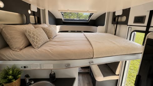 Moderne Ford Camper voor 4 Personen – Compact, Luxe en Avontuurlijk