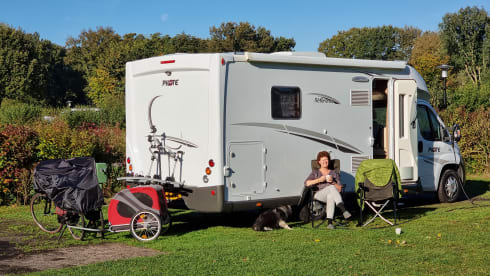 Fully equipped neat Pilote camper semi-integrated