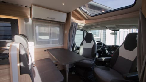 Sunlight T65 – Très beau camping-car Sunlight spacieux pour 4 personnes de 2023, beaucoup d'espace de rangement.