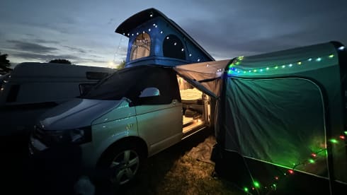 Iona – LWB 4 Berth VW Transporter with 'king size' bed & pop top