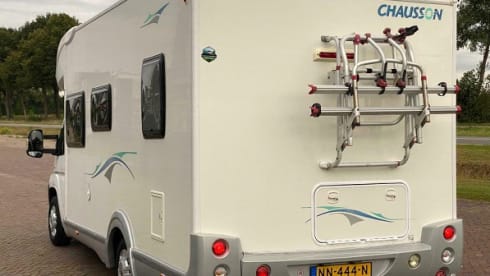 Spacious 4 person Fiat Camper Chausson Flash with French bed & lift bed