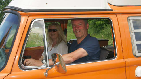 Lady Orange – Volkswagen Camperbus from 1974 (4 pers)