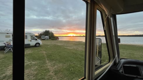 Honden welkom / PET friendly! – Spacious 5P family camper | Fixed & pull-down bed, air conditioning, automatic, pets welcome.