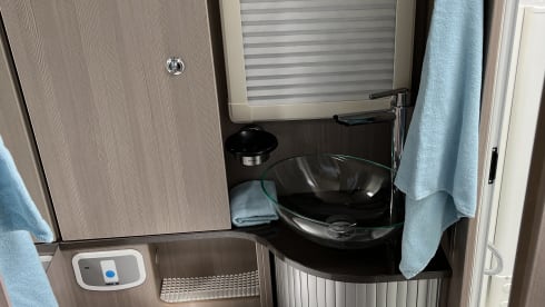 Fully and very luxuriously equipped 2 persons (max 3) Adria Matrix Suprème