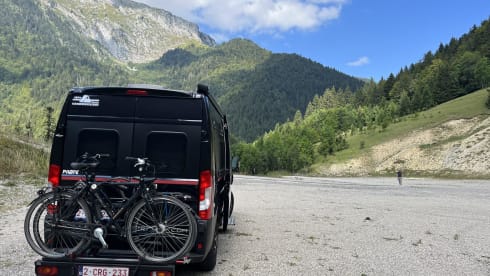 Black Beauty – Luxury Pilote bus camper for 2 persons