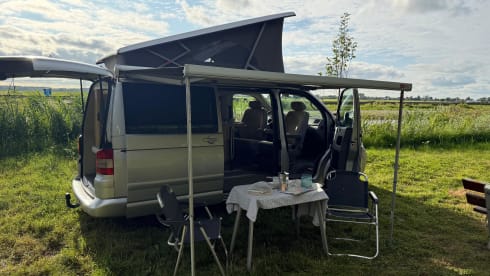 4p Volkswagen campervan uit 2004