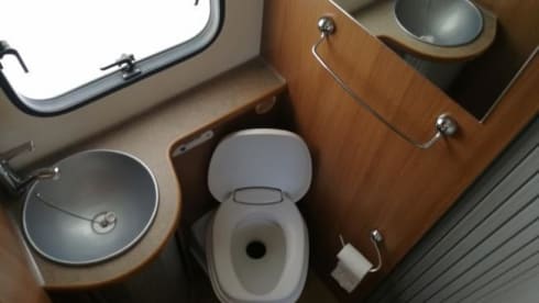 B-type – Luxury motorhome, semi-integrated with length beds