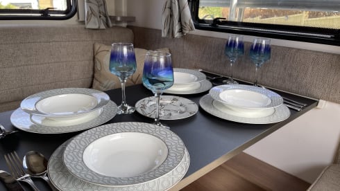 BAILEY – AMAZING PEGUEOT BAILEY 70-6 DRIVE ON A CAR LICENSE 6 BERTH AND 6 SEATBELTS