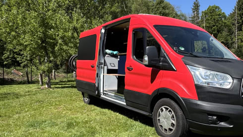 Rocco – Welkom in Rocco, onze rood zwarte Ford Transit Camperbus
