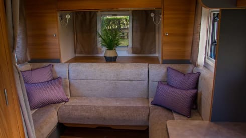 Rose – Rose - Luxury 4 Berth, Automatic Motorhome 