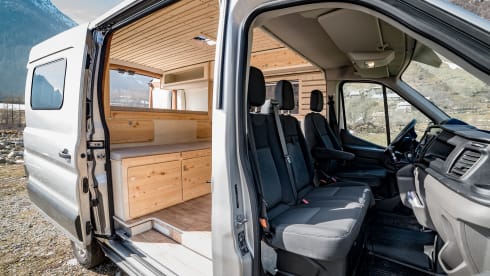 Baroudeur – TRANSIT 4x4 fitted van 3 people