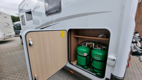 Fully equipped neat Pilote camper semi-integrated