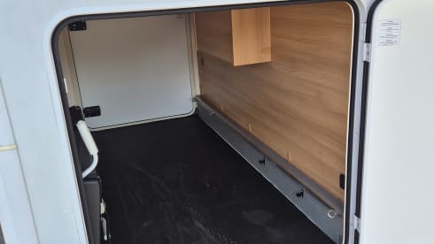 Dethleff camper met inventaris – Dethleff Globe 4 semi-integrated 4 persons