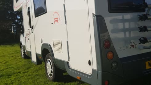 Ford Zefiro 675 – 6 berth with 6 belted seats - Motorhome in Essex
