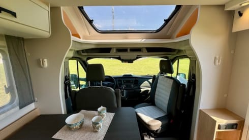 TWIN SUNNY – SEMI-INTEGRATED T 670 S TWIN BEDS, AUTOMATIC