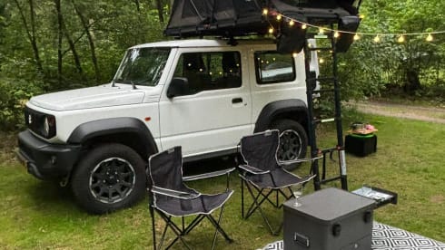Simba – Keep smiling with this Suzuki Jeep with roof tent!