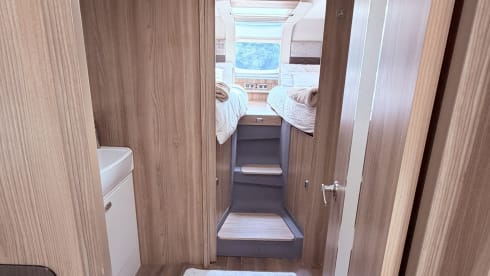 Swift semi-integrale caravan met 6 slaapplaatsen, vanaf 2018.