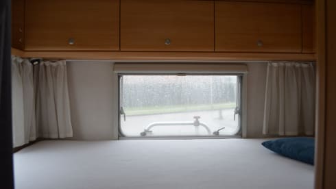 6-person family camper with AIRCO, spacious cross bed and large alcove