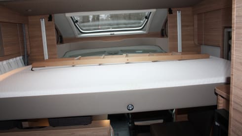 half integraal camper – This luxurious 4-person semi-integrated camper from the Weinsberg brand 