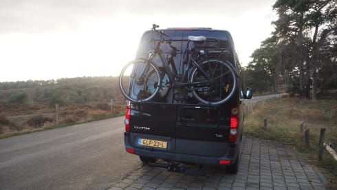 De Craftallic – 3-person camper van with lift bed