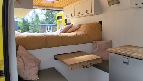 De Gele Rakker – Peugeot-Bus mit 2 Sitzen aus dem Jahr 2015