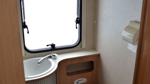 Beautiful complete and very neat 6-person camper (Fiat Ducato Adria Mobil)