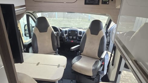 The nardo grey lander  – 2p Carado bus from 2019