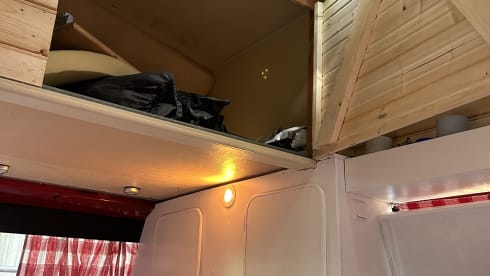 Woodie woodstocker – 2p Volkswagen campervan uit 1984