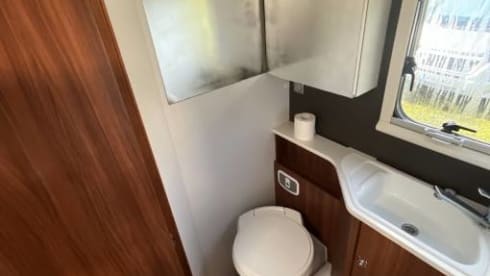 SilverBird – luxurious Adria Matrix 670SL - Located 10mins from Heathrow Airport