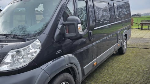 Black Beauty – Kingsize fixed length beds, 2p camper complete