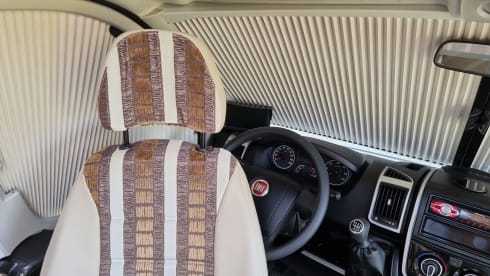 Fully equipped neat Pilote camper semi-integrated